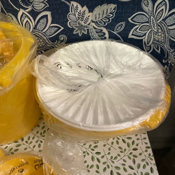 Tupperware yellow set!